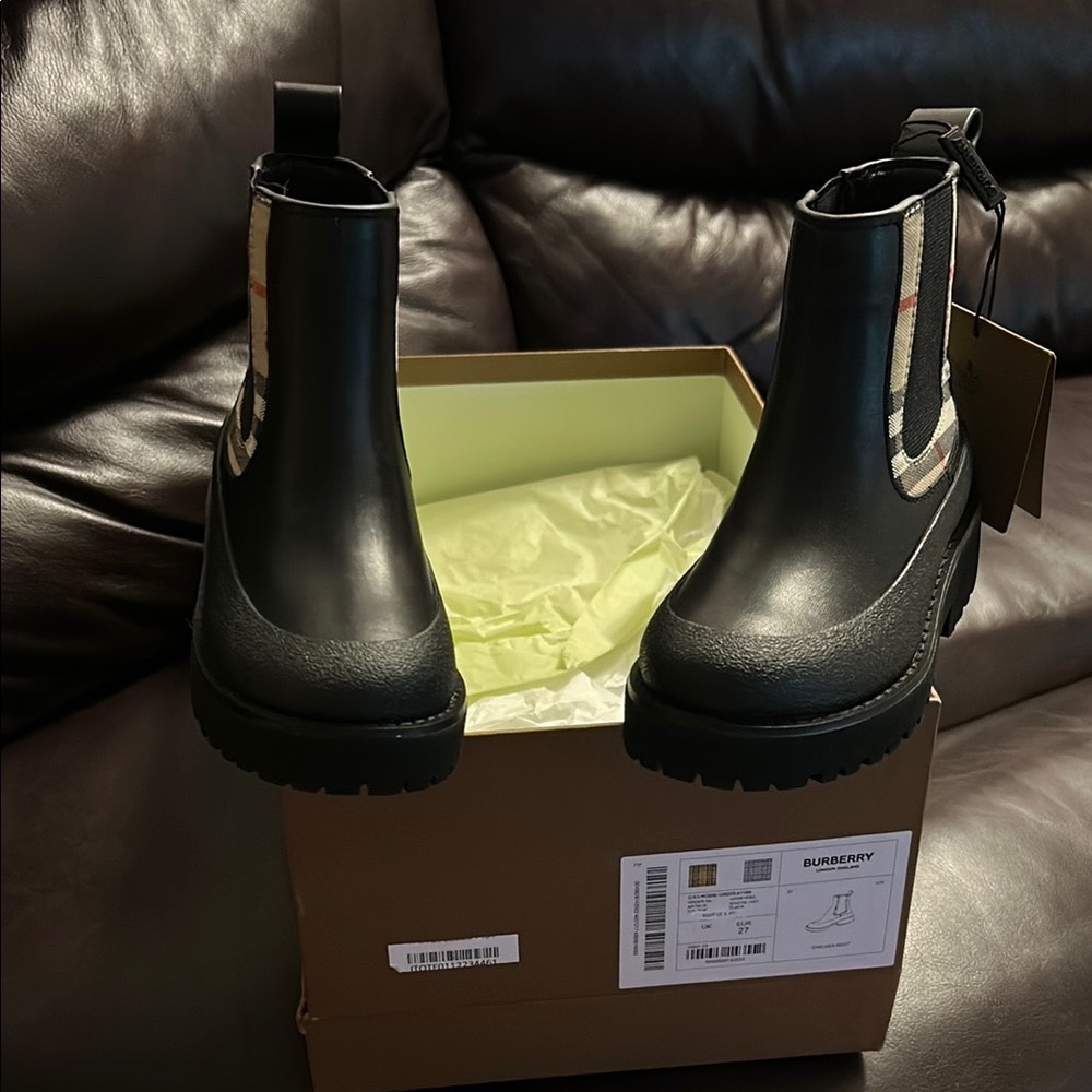 Burberry Black and Cream toddler Chelsea Boots NWT authenticated Burberry boots